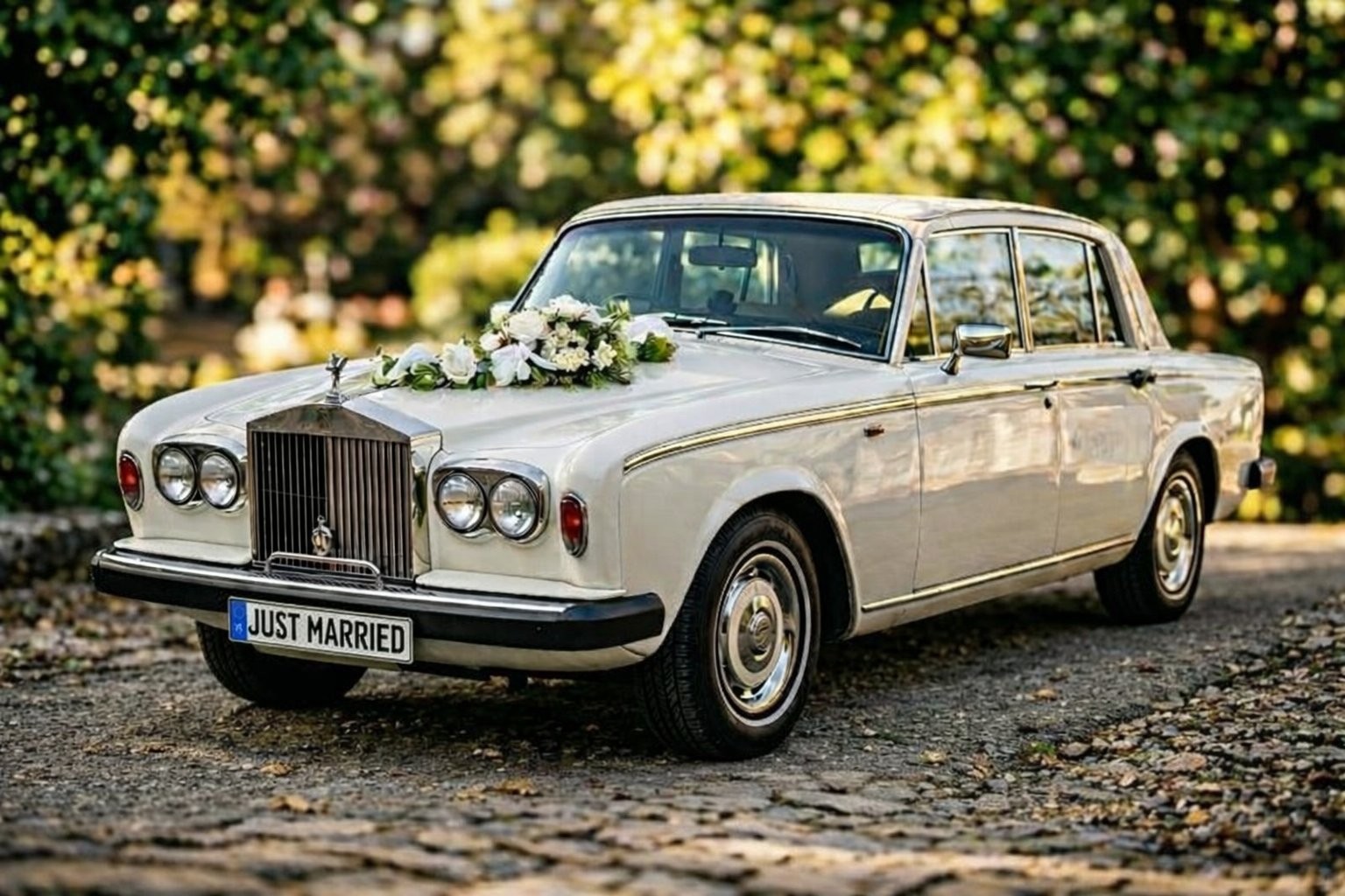 Rolls Royce Hochzeitsauto mit großem Blumengesteck auf der Motorhaube – ca. 130 cm lang