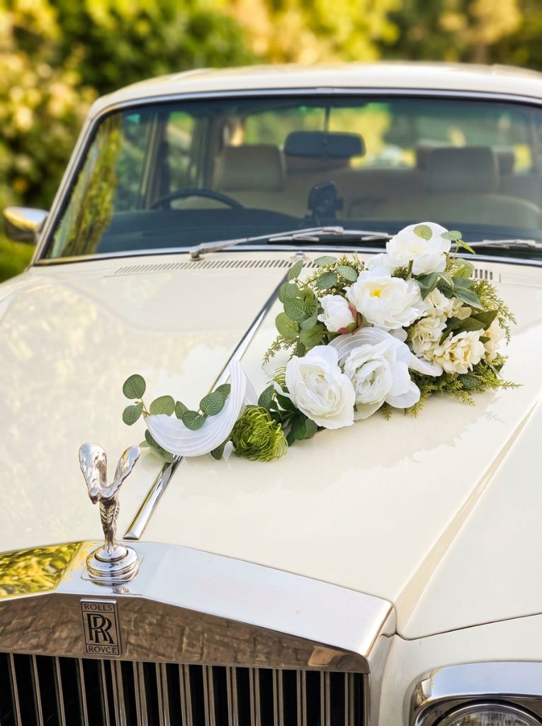 Nahaufnahme roter Rosen – Blumengesteck auf dem Rolls Royce Hochzeitsauto